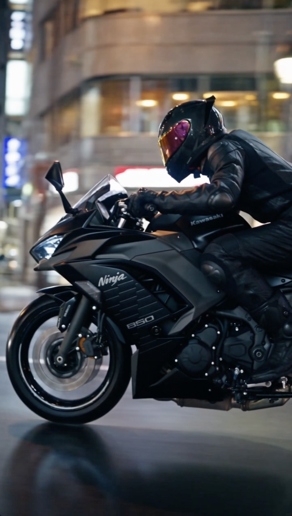 バイクに乗る人物の映像イメージ